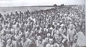 Пленные красноармейцы. Район Харькова, 1942 Пленные красноармейцы. Район Харькова, 1942