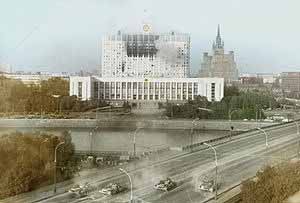 Танки таманской дивизии стреляют по Дому Советов России 4 октября 1993 года.