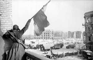 Флаг над освобождённым городом, Сталинград, 1943 год.