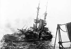 Линкор королевского флота HMS «Irresistible», погружающийся после взрыва морской мины в битве у Дарданелл