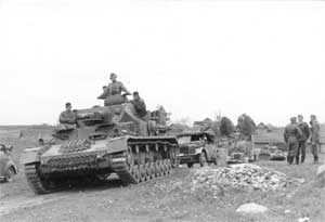 Немецкие танки Pz.IV и автомобили под Витебском в июле 1941, вероятно, 20-й танковой дивизии из 39-го моторизованного корпуса