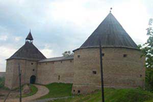 Староладожская крепость построена из камня в XII веке и перестроена в XV—XVI веках
