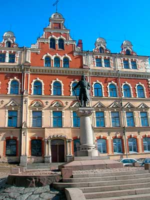 Памятник Кнутссону в Выборге, основателем которого он считается