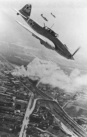 Ил-2 — самый массовый самолёт 1940-х годов. На фото — звено штурмовиков летит над Берлином
