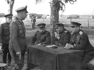 Член Военного совета 3-го Белорусского фронта В. Е. Макаров, А. М. Василевский и И. Д. Черняховский допрашивают командира 206-й пехотной дивизии А. Хиттера