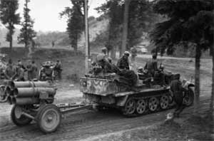 Отступление из-под Орши. В кадре полугусеничный тягач SdKfz 10 с реактивным миномётом Nebelwerfer 42 на прицепе
