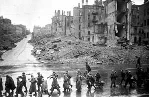 Киев освобожден. Советские войска проходят по ул. Крещатик, ноябрь 1943.