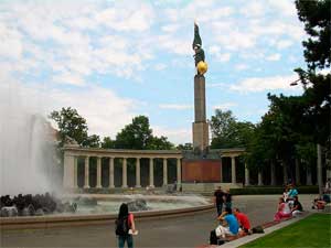 Памятник героям Красной армии на площади Шварценбергплац в Вене, открытый в 1945 году