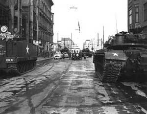Советские и американские танки друг напротив друга. Берлин, 27 октября 1961 года.