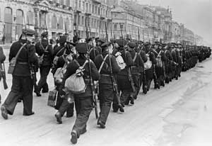 Моряки идут на фронт по улицам Ленинграда, октябрь 1941, фото Б. Кудоярова