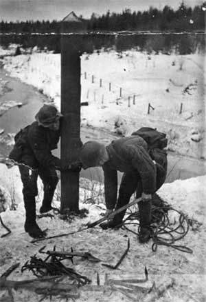 Советские солдаты выкапывают столб на погранзаставе Майнила, 30.11.1939