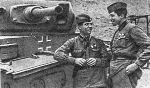 Два Героя Советского Союза: старший лейтенант И. И. Корольков и младший лейтенант К. И. Савельев (справа) во время Сталинградской битвы, осень 1942.