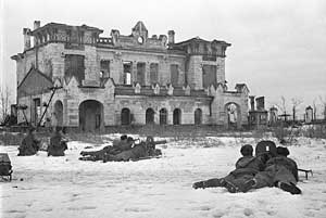 Советские солдаты ведут бой в городе Пушкине, 21 января 1944 г. Фотография Б. Кудоярова.