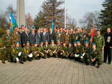 У памятника морякам-десантникам в Майкопе В центре военный комиссар Республики Адыгея полковник А. И. Аверин, правее стоят Пред. ГС-(Х)РА А. Г. Иванов, генерал А. А. Дорофеев, Глава Майкопа М. Н. Черниченко, пред.горсовета В. В. Николаев, депутат Д. Р. Мирза, десантник В. Дедов.
