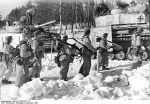 Немецкие солдаты перед атакой. Группа армий «Север», зима 1943—1944 гг.