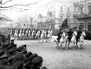 Советская кавалерия во Львове после капитуляции города. Парад на Гетманских Валах возле Гранд-Отеля