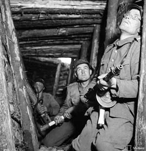 Финские солдаты в укрытии, VT-линия, 16 июня 1944 г. Фотография из архива Сил обороны Финляндии (SA-kuva).
