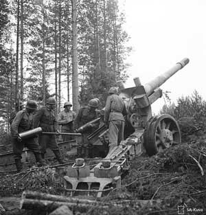 152-мм финское орудие ведет огонь, 16 июня 1944 г. Фотография из архива Сил обороны Финляндии (SA-kuva).