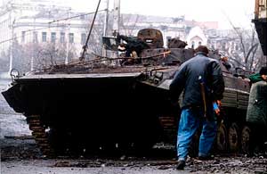 Уничтоженная российская БМП в Грозном, январь 1995 года