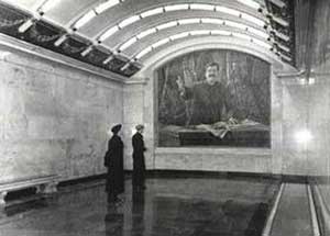 Панно с изображением И. В. Сталина на станции «Нарвская» Ленинградского метрополитена, существовало до 1961 года, затем было закрыто фальшстеной