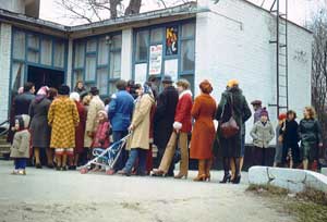 Советские люди в 1981 году: очередь в кино
